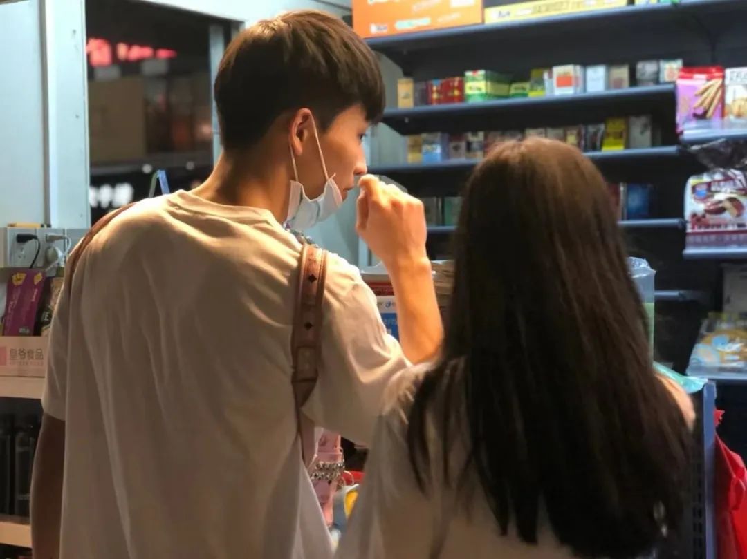 关于女孩25岁父母不让谈恋爱,女孩20岁谈恋爱被父母知道怎么办