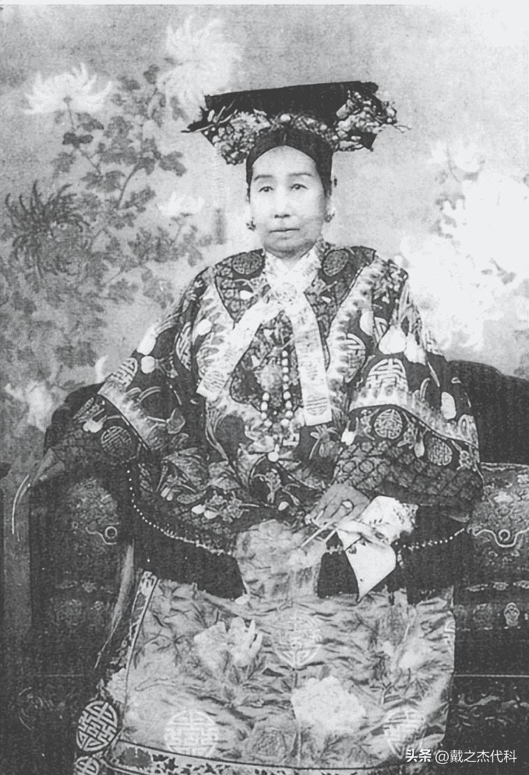 卑鄙龌龊老照片：*楼青**女子妖娆多姿，妇女露胸喂奶被孩子撕扯衣服