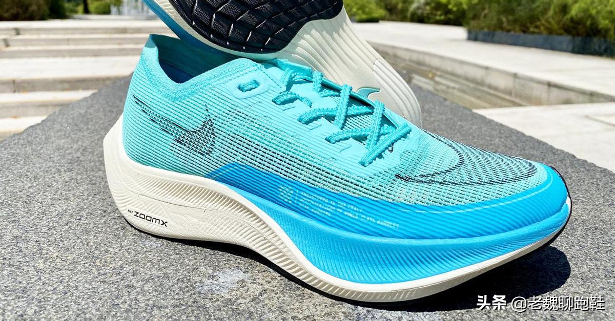 软弹脚感，优秀外观：脚感不输顶级跑鞋的特步新秀，半价就能入手