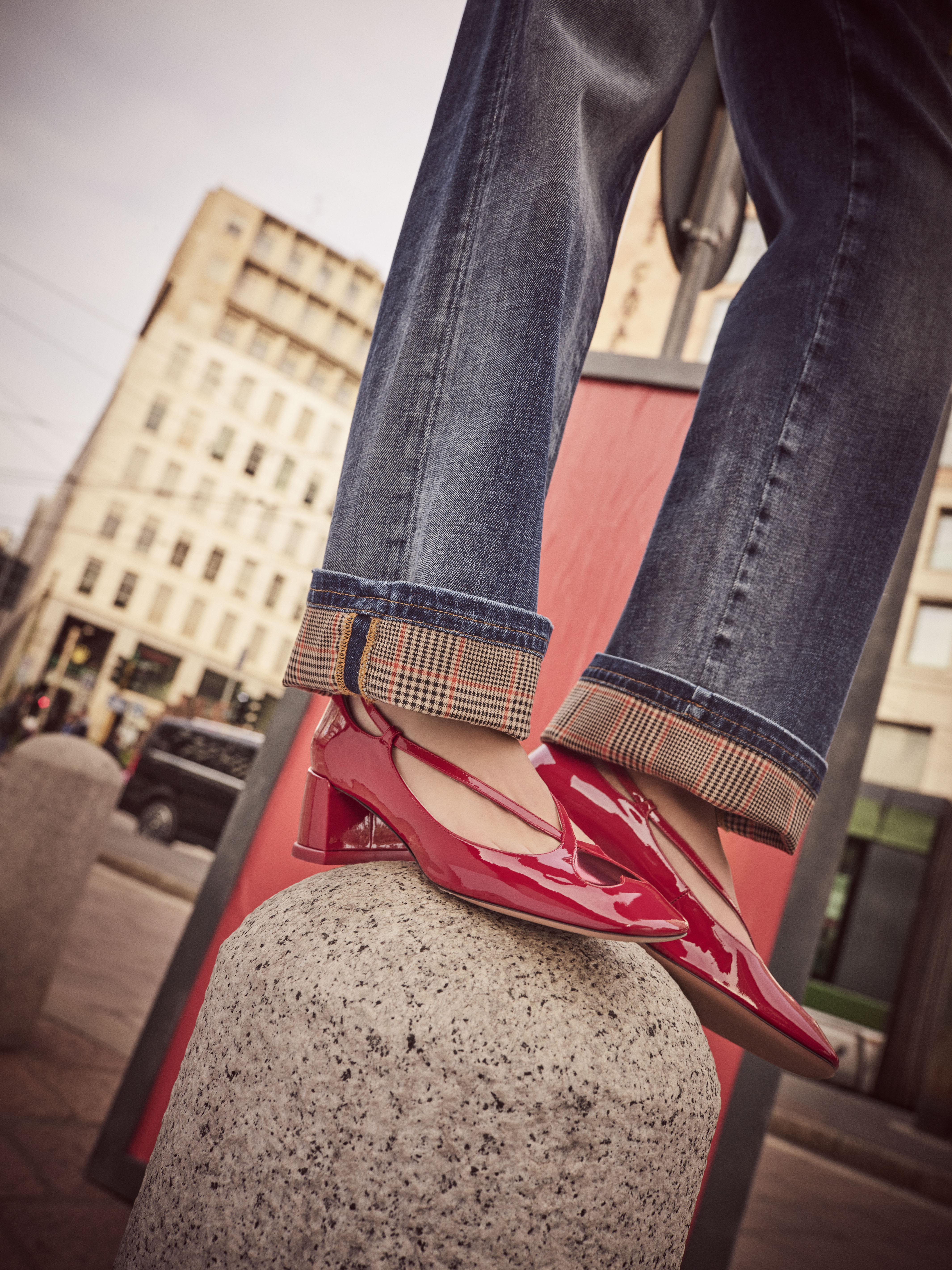 时髦造型鞋履兼具舒适 (20 款可能会抢镜的奢华鞋履)