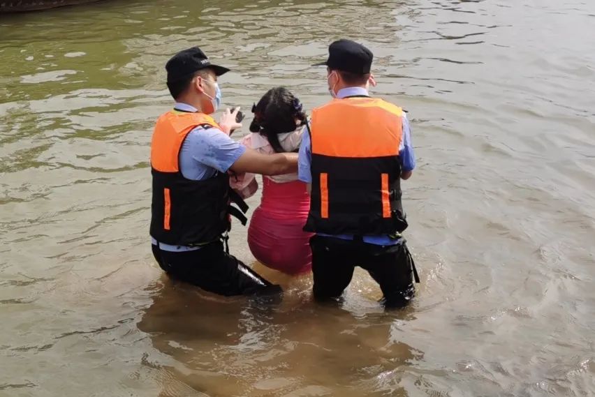 梧州警方救援轻生女子,北海女子欲轻生民警上演惊险救援