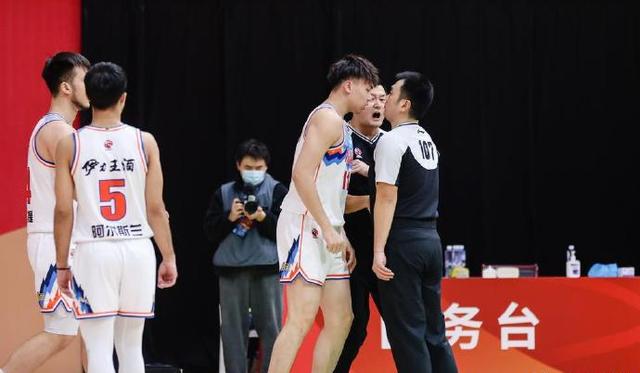 齐麟给阿尔斯兰打替补,齐麟拿球砸裁判后续视频