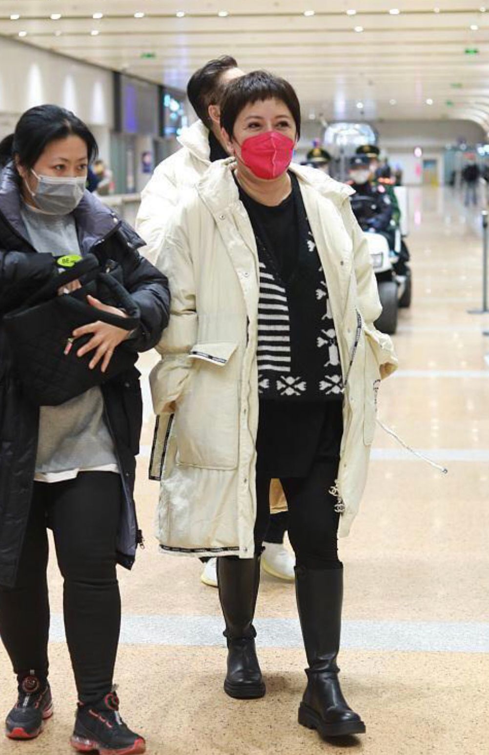 向太穿8万羽绒服,向太穿搭风格