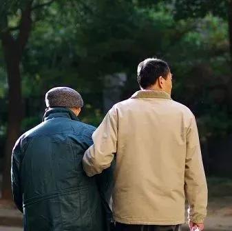 狗眼看人低老头捡破烂,狗眼看人低的有钱人