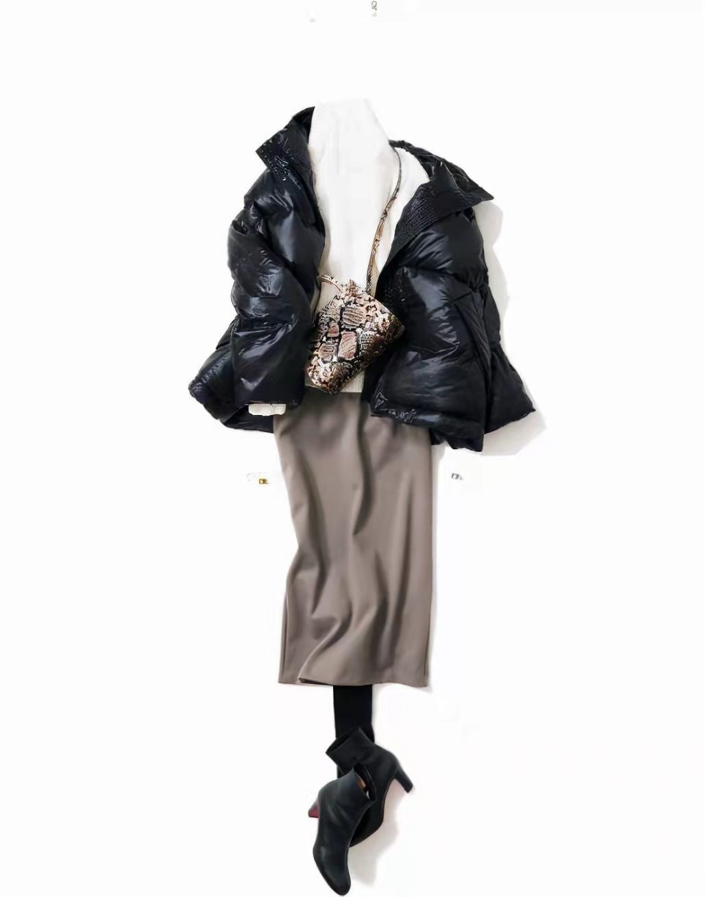 羽绒里面可以穿黑的吗,羽绒要贴身穿