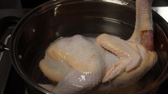 白切鸡煮出来鸡皮不黄发白,白切鸡直接水煮