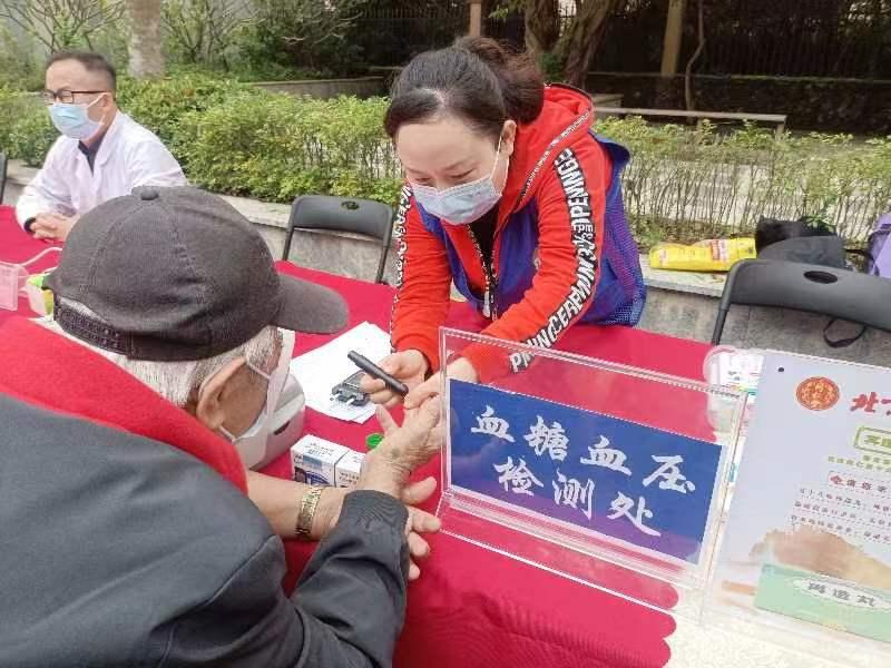 北京同仁堂蓝衣哥公益同盟开展元宵节送温暖活动