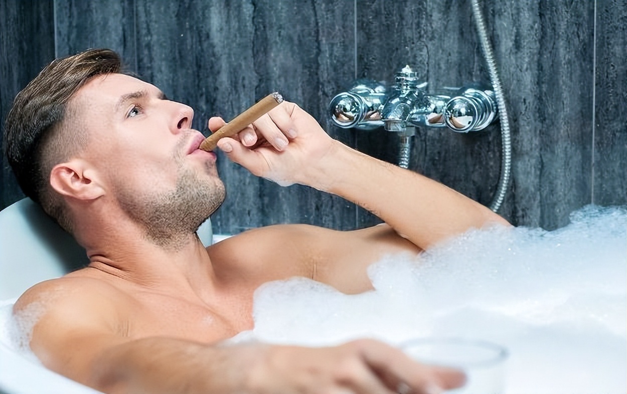 女护士处理男病人隐私部位时，会感觉尴尬吗？不妨听听护士怎么说