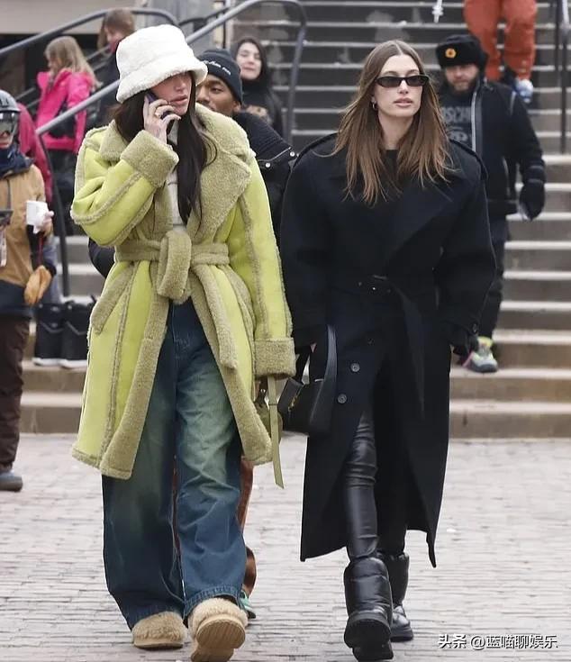 凯莉·詹娜紧身皮裙造型出街,凯莉詹娜巴黎时装周红裙