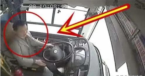 重庆公交车坠江事件发生在哪里,回顾重庆公交车坠江事件