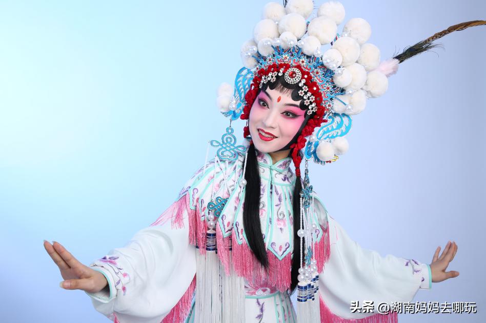 这个“95”后湘妹子，带着3000000+戏迷“游”长沙