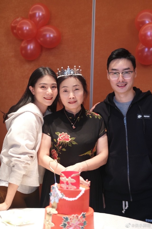 何姿与儿女合照,何姿晒回娘家照片