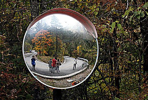 雾天反光镜模糊怎么办,反光镜模糊擦不掉怎么回事