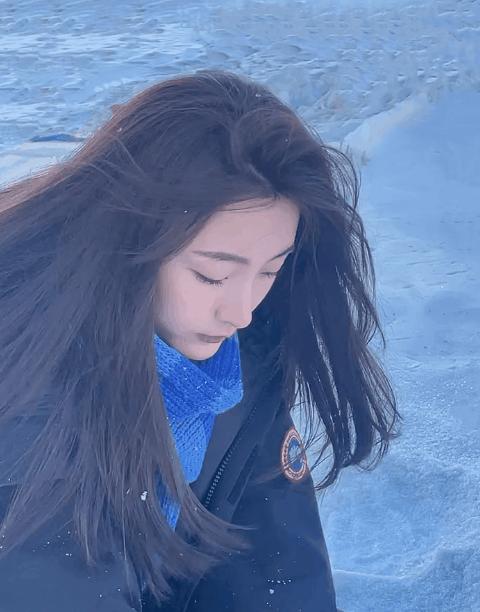 白色长款羽绒服韩系裙子穿搭,今年流行穿搭羽绒服加什么靴子