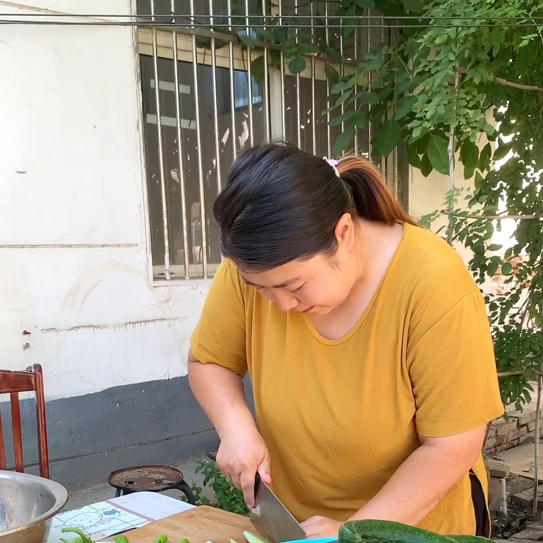 腌黄瓜啥都有了还有辣椒,没有太阳新鲜的黄瓜怎样腌黄瓜干