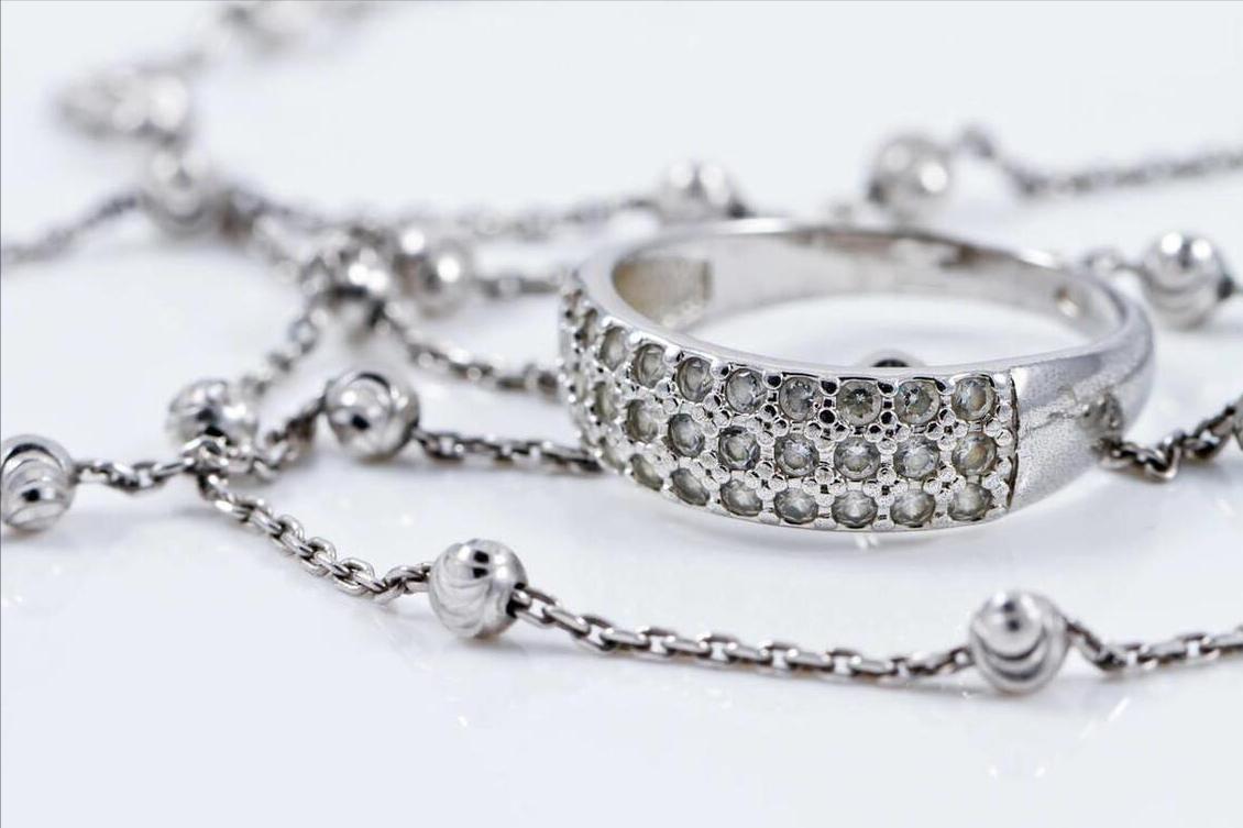 贫穷农民一夜间暴富，手戴多枚金戒指干农活，专家调查后直接狂笑