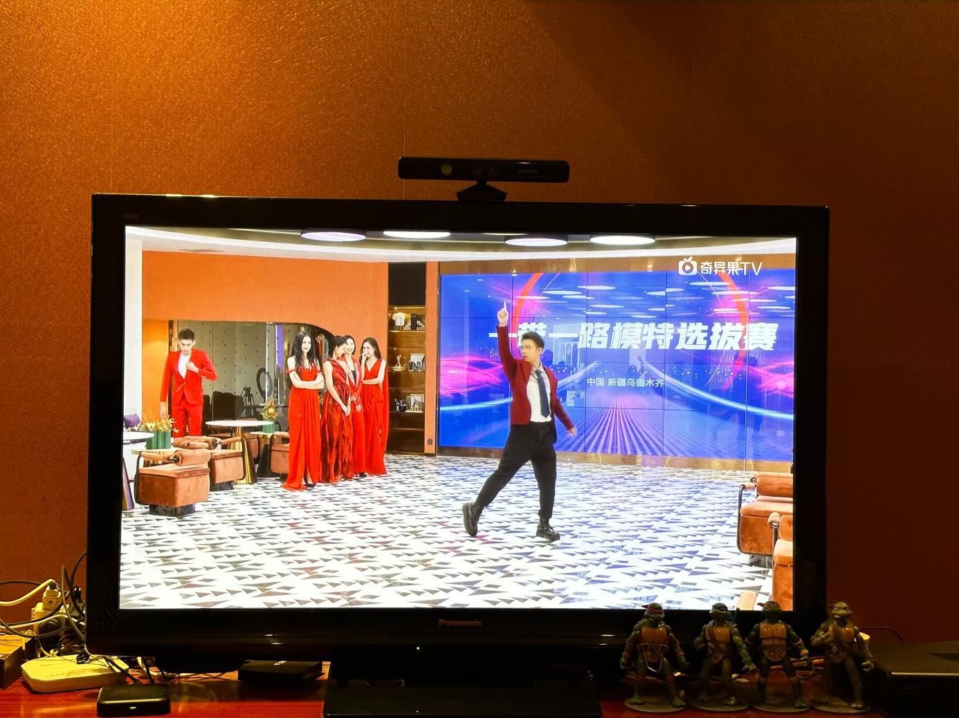 都付过包房费了，找人配唱歌害得花钱？