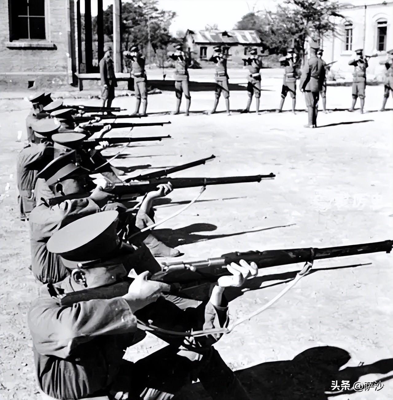 为什么抗日时期国军服装分了颜色,为什么汉奸军服是军阀服装