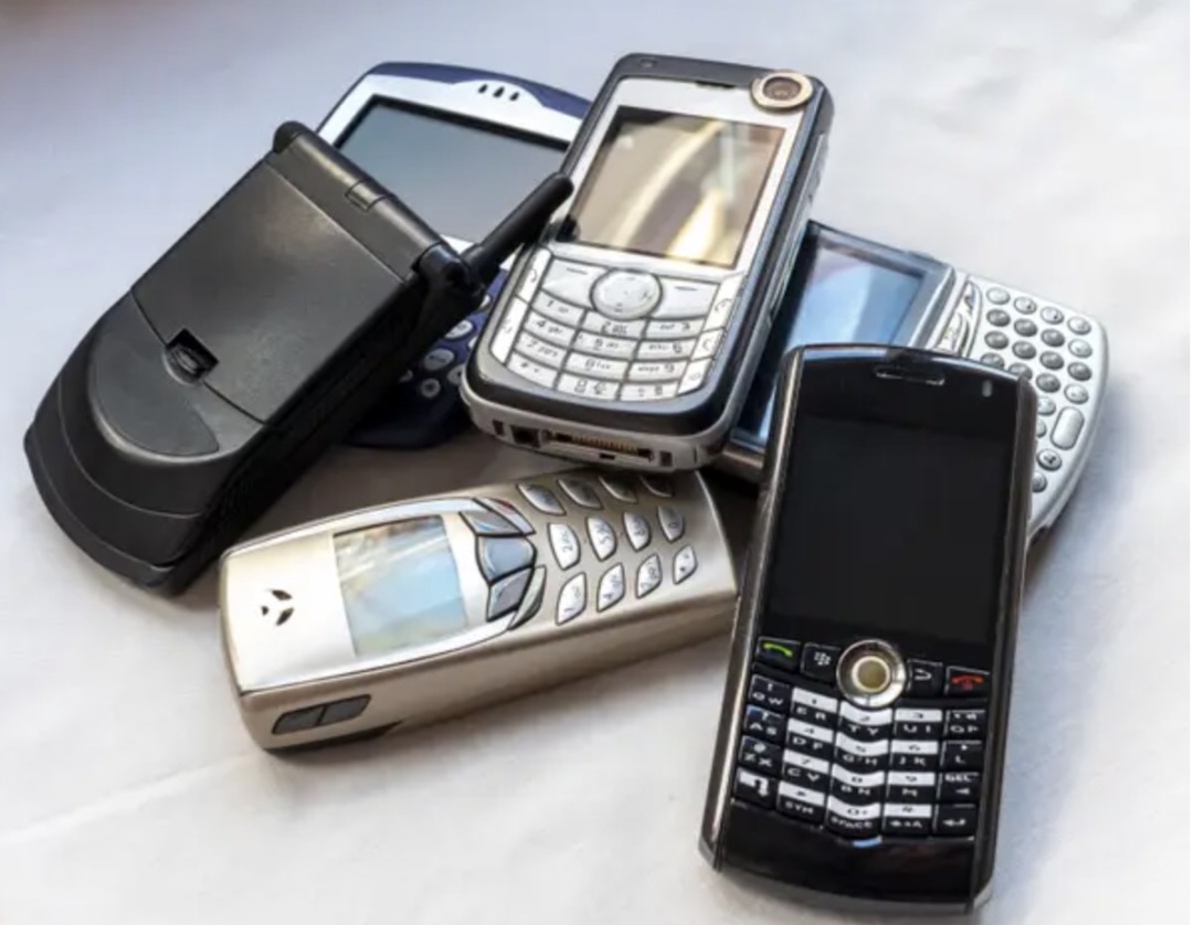 牛皮纸包书、电视不灵就猛拍，这些“中年人绝活”，你会几个？