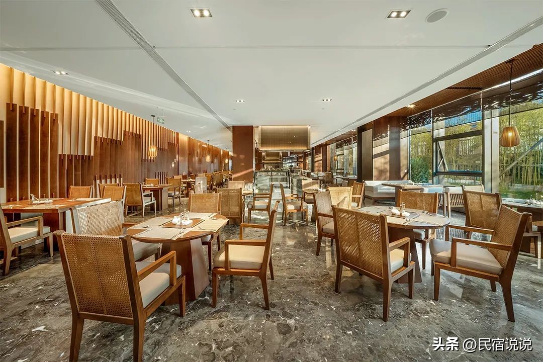 在云雾缭绕的朵花特大桥边隐藏着一家温泉酒店