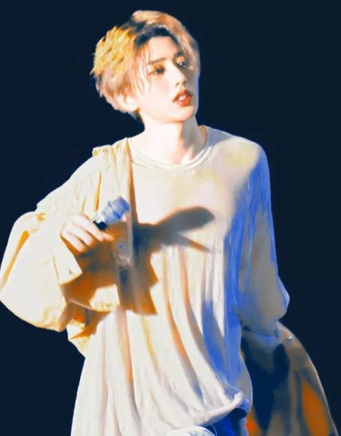 又土又浮夸，当男明星用上美颜滤镜，一个比一个怪异，太好笑了