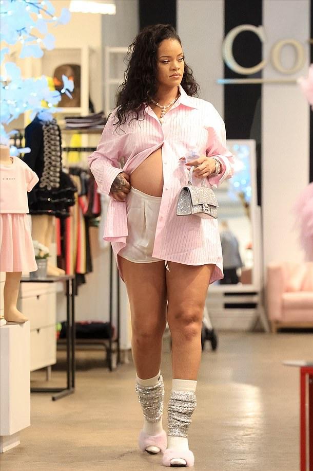 蕾哈娜挺9个月孕肚买婴儿用品！衬衫只系一粒扣露肚皮，腿浮肿了