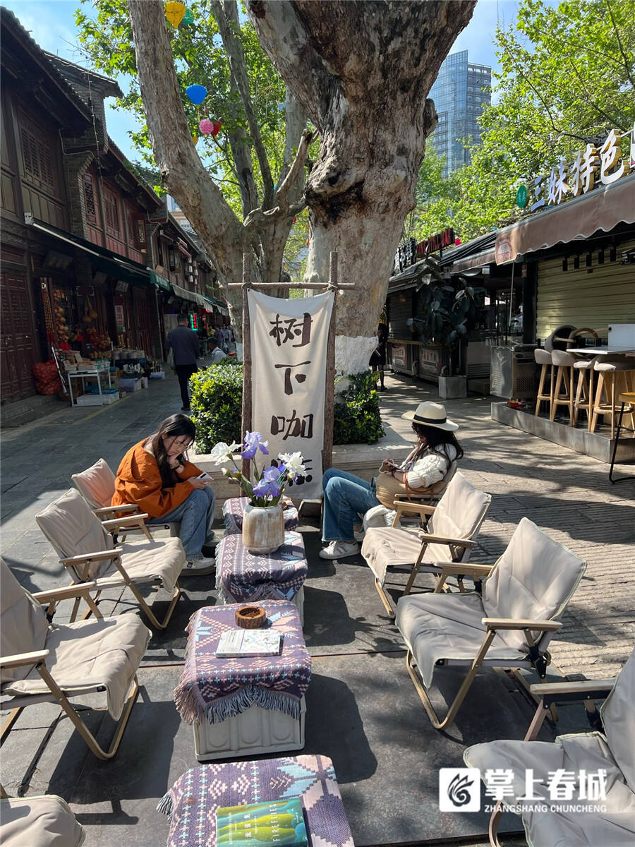 咖味昆明丨来昆明老街大树下喝一杯暖暖的咖啡吧