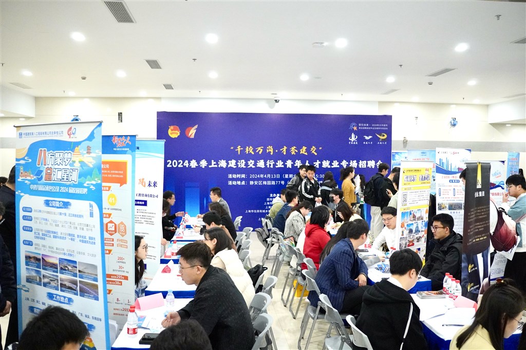 找工作的同时还能咨询租房沪上这场招聘会助力求职者安居乐业