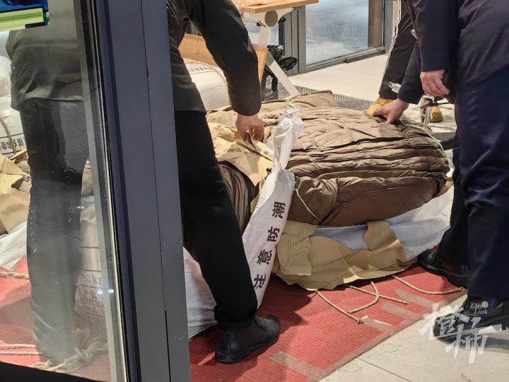 *疆新**旅游遭遇“风吹雪”！近千人在服务区打地铺过夜，上海姑娘向橙柿讲述被困沙漠腹地经历……