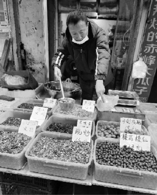 一天炒300斤小瓜子店节前忙得欢