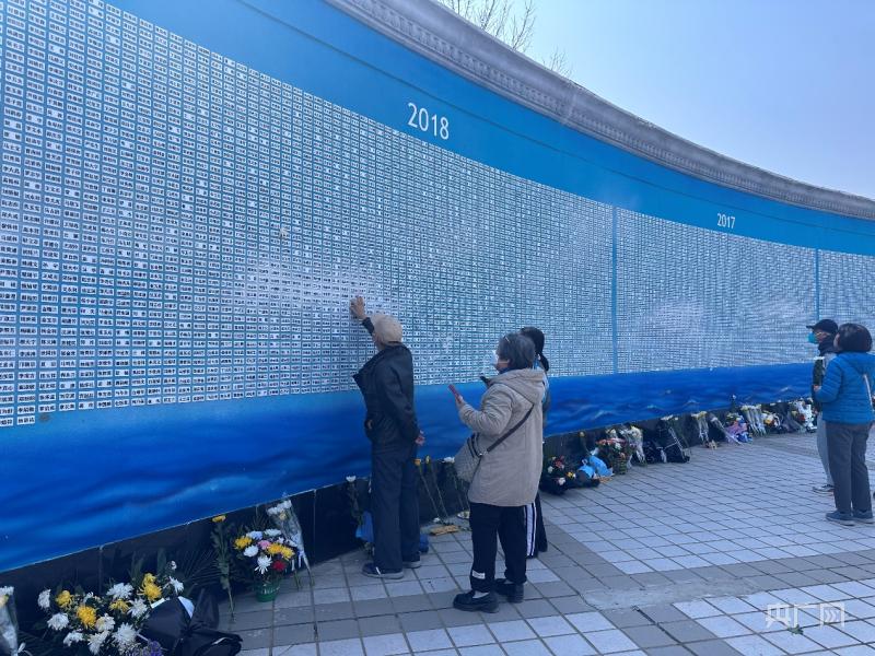 骨灰撒向大海怎么祭奠,亲人的骨灰海葬后如何祭奠