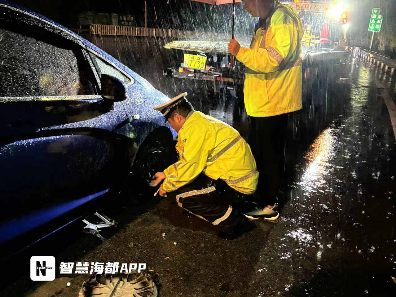 突发福州一隧道内发生连环车祸,福州近期车行驶在路上爆胎事件