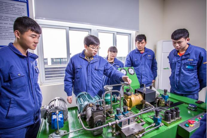 厚植技能人才成长沃土,厚植人才沃土打造人才高地