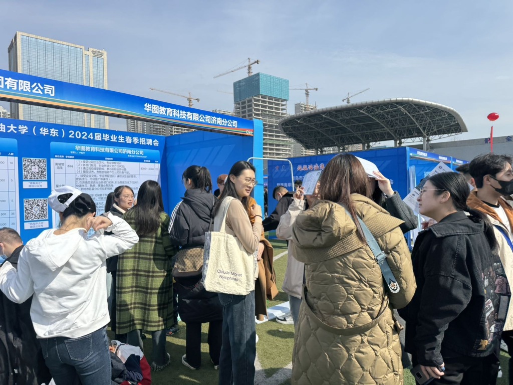 “周末双休拒绝996”挂成门帘！青岛市2024高校毕业生春季大型招聘会举办