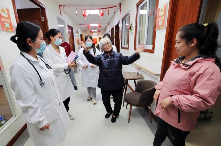 西安市灞桥区十里铺街道综合养老服务中心实现老人养老看病双保障