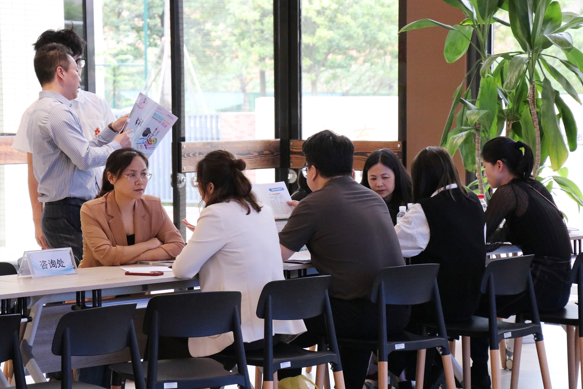 采用“双语双师”教学东莞民校与香港教育机构合作开设HKDSE课程