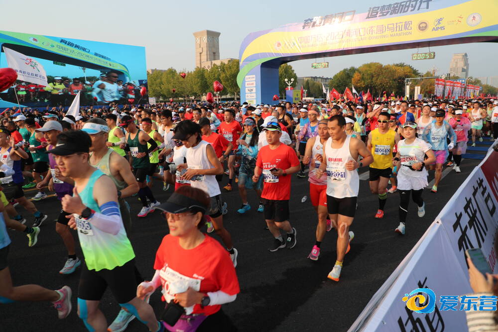 奔跑在马拉松的赛道上,中国万达2021黄河口东营马拉松