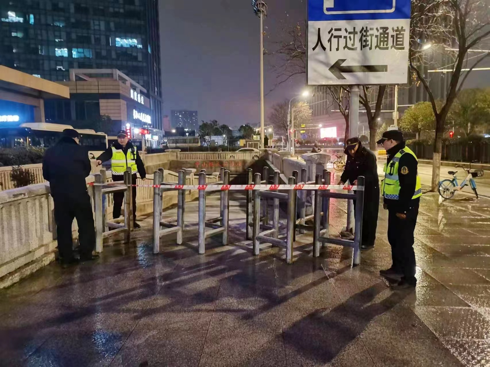 “红毯铺就平安路”，武昌站区办全员出动战冰雪