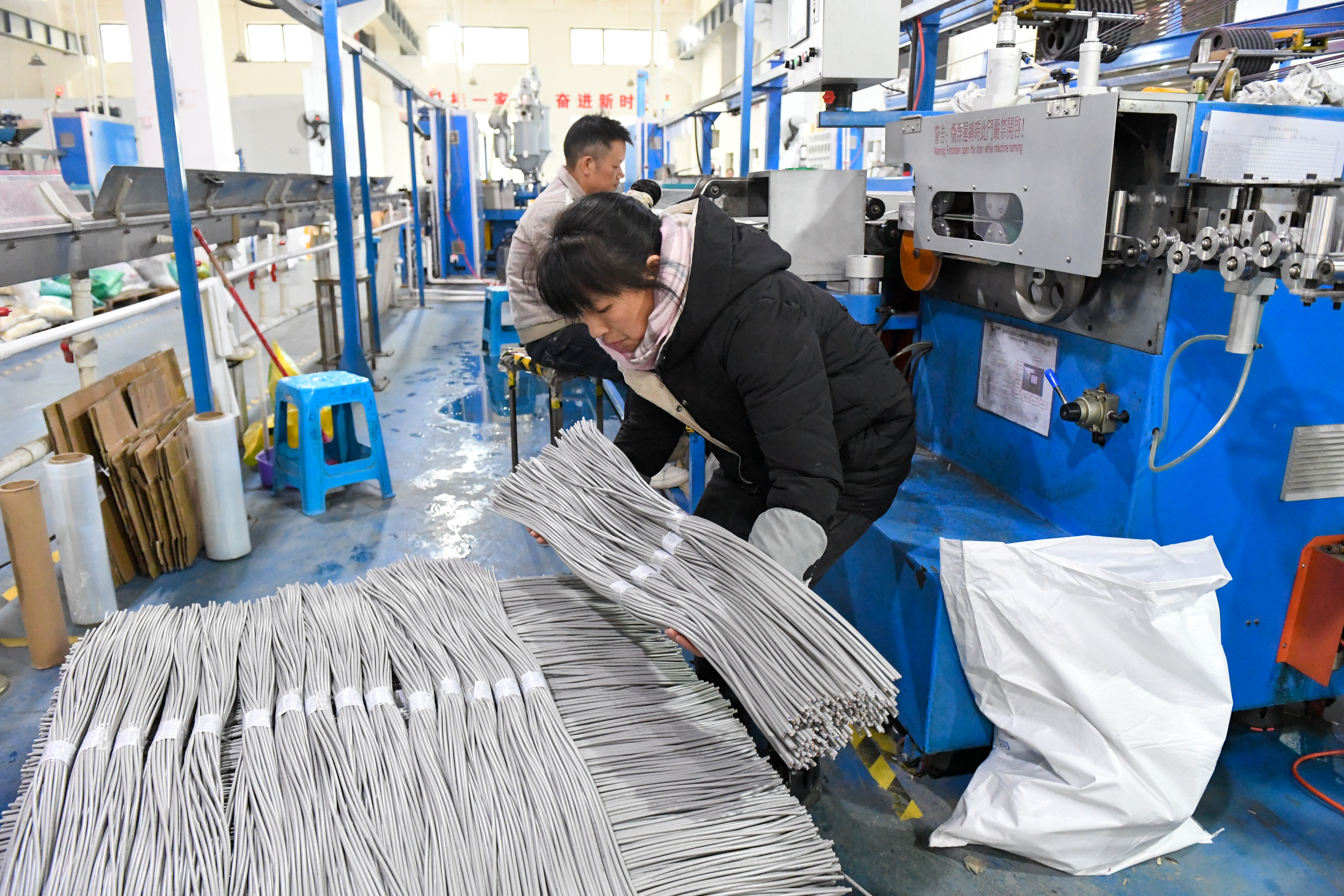 新春走基层矿山,新春走基层大山深处条条致富路