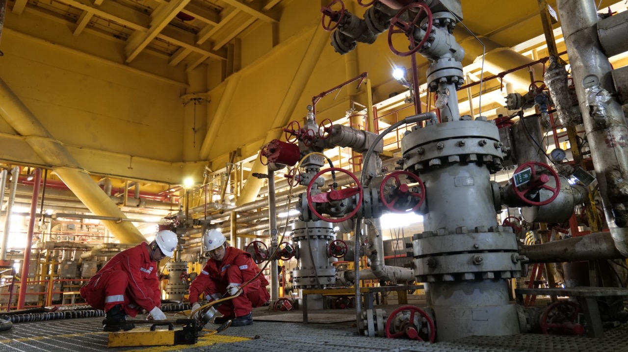 中国海上采石油平台,海上钻井采原油