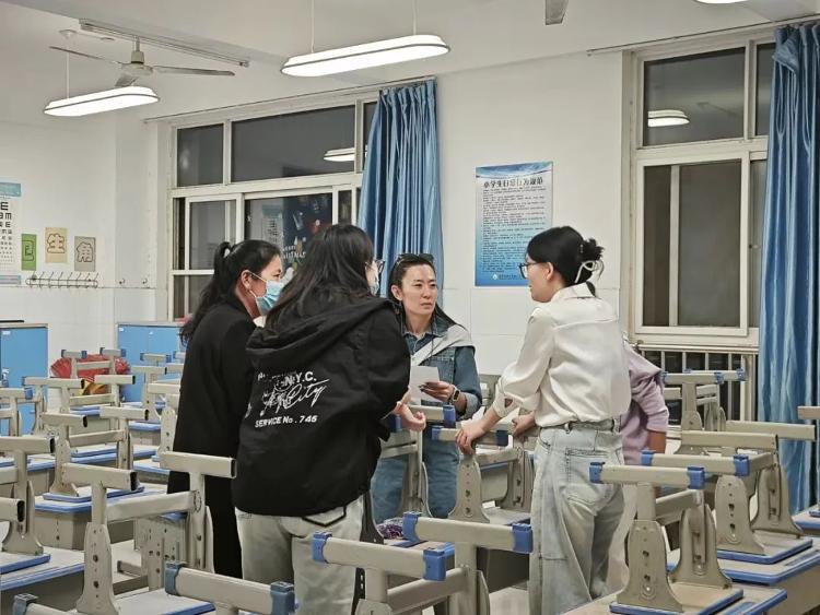 家校共育共促成长小学,家校共育家长进课堂一年级