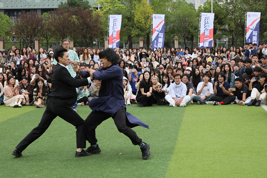 成龙明星人生经历,70岁的成龙回校参加公益活动