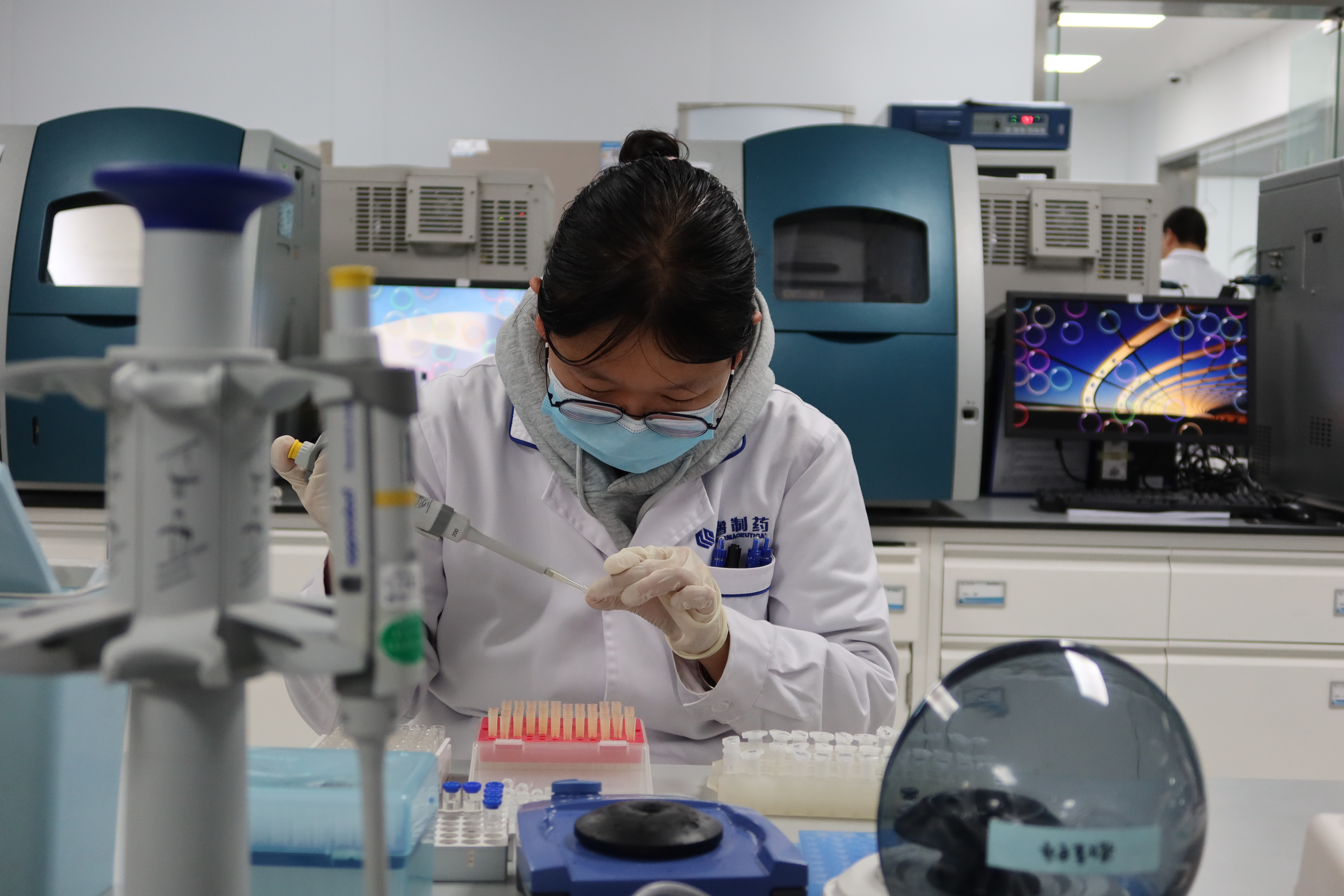 融媒·画像丨首个成功“出海”的国产眼科生物制剂的研发故事——十二年，磨一“药”