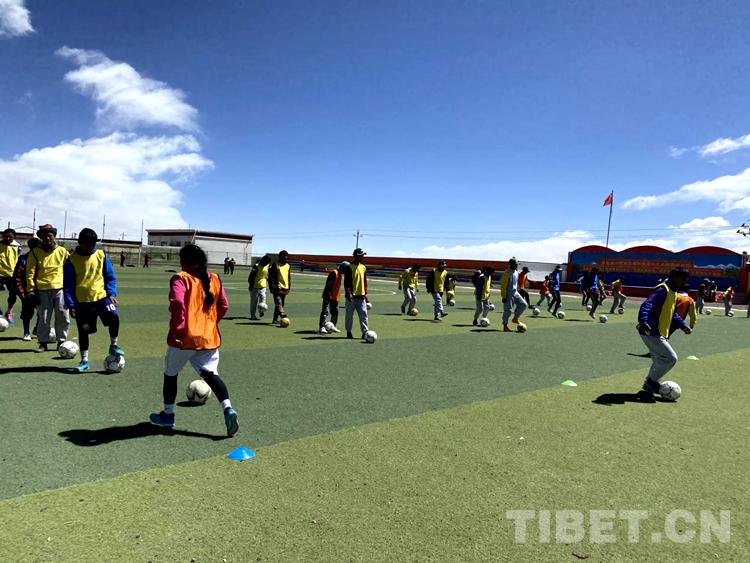 下雨天也阻挡不了对足球的热爱,高海拔足球