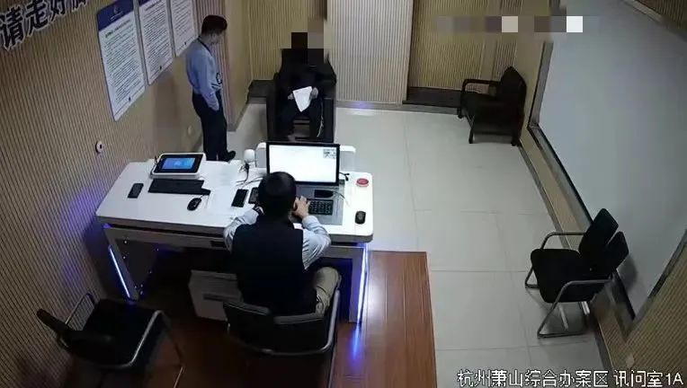 当女生被诱导抽烟,女生被强迫吸烟