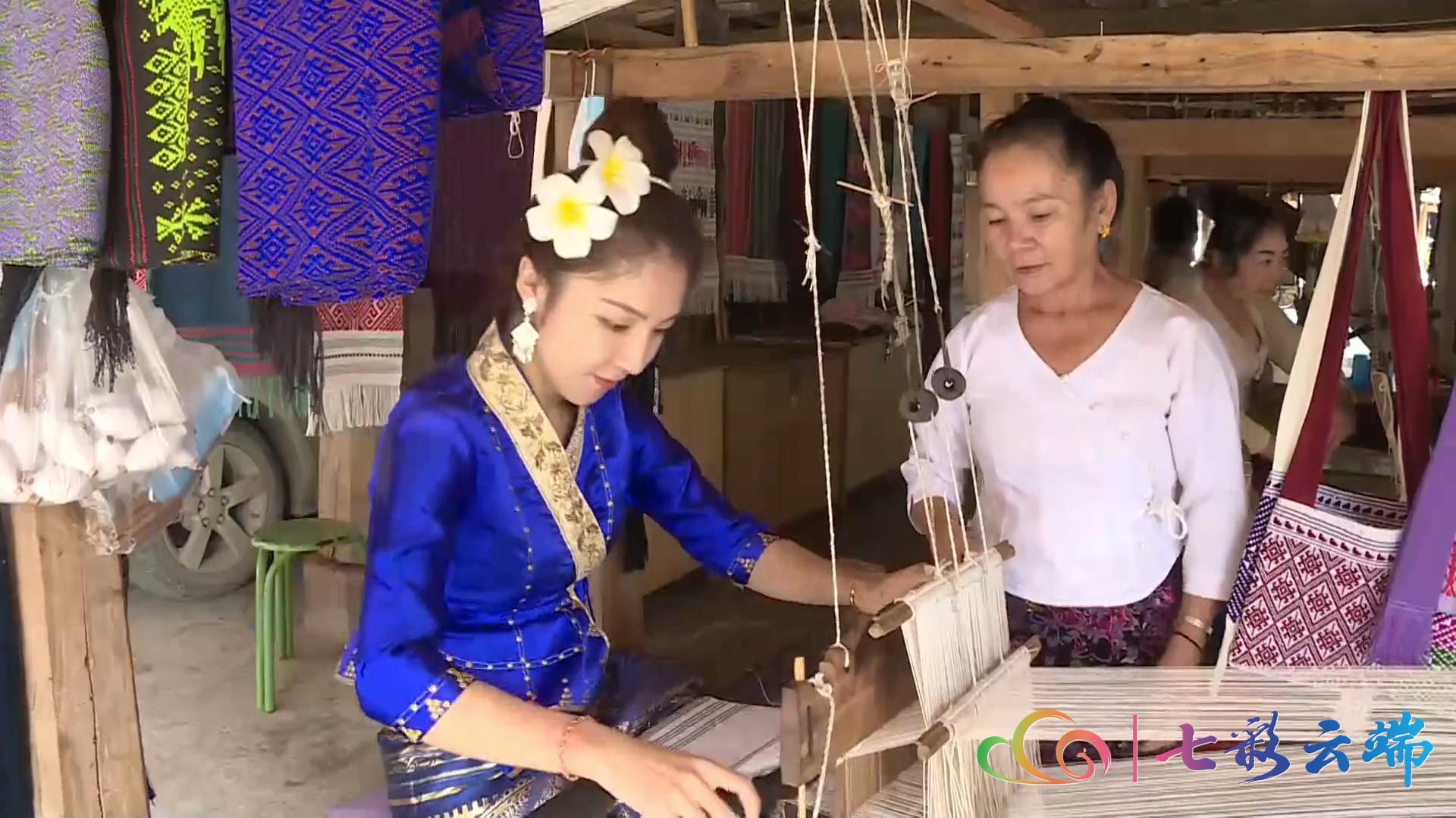 晚上的西双版纳傣族园,坐着火车游云南西双版纳