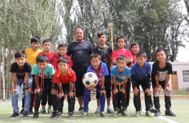 足球队勇夺冠军,从战乱中走出来的足球队