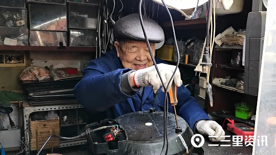 七旬老人义务修车,古稀老人免费修电器