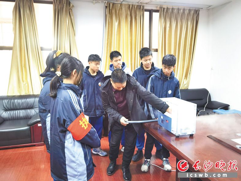 雨花区中小学科技创新首席名师刘道丰：做学生的科学“造梦家”