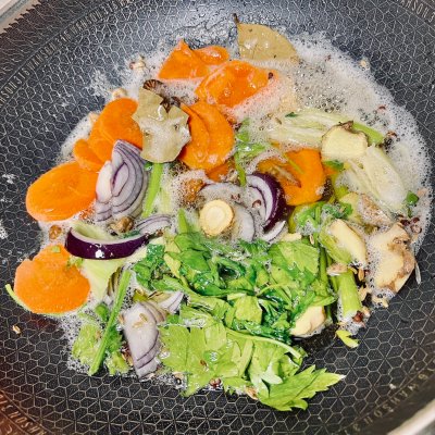 剔出来的羊肥膘别浪费,熬个羊油辣子喝汤拌面美滋滋